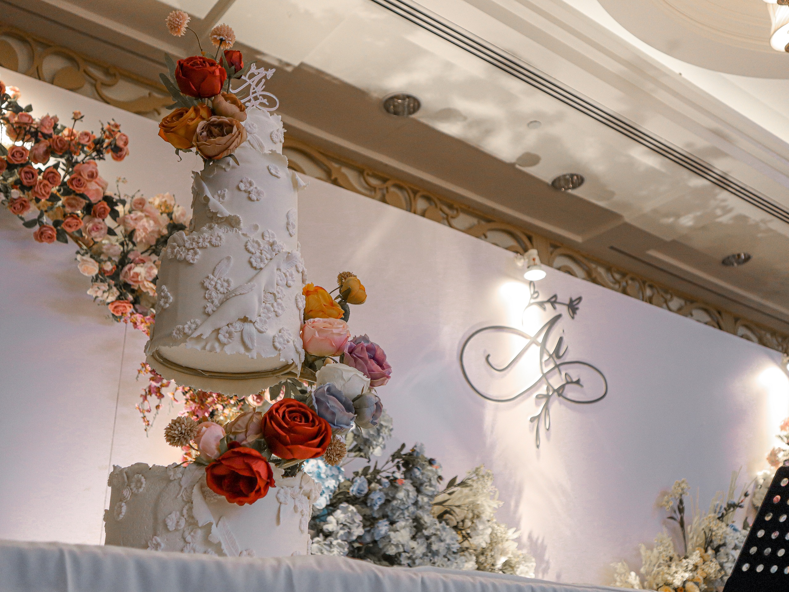 Gorgeous Floating Wedding Cake