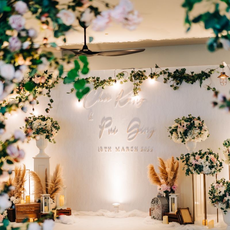 Lone Pine Decor by De Comate