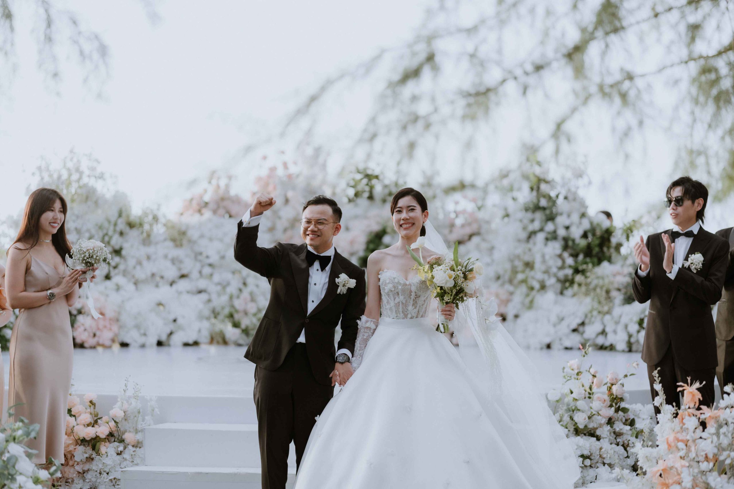 De Comate | Gorgeous White Outdoor Wedding
